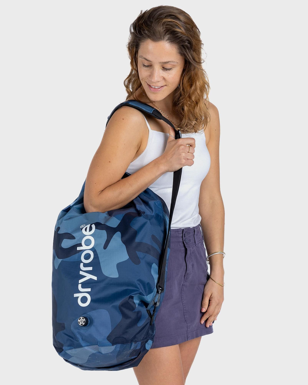 Dryrobe Drybag wasserdichter Packsack in Blau-Camouflage, über der Schulter getragen