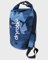 Dryrobe wasserdichter Packsack Drybag in Blau-Camouflage mit Schulterriemen, Frontalansicht
