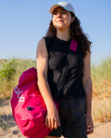 Dryrobe wasserdichter Packsack Drybag in Pink, von Person in freier Natur gehalten, robustes Material sichtbar