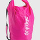 Dryrobe wasserdichter Packsack Drybag in Pink mit Schultergurten, Frontalansicht