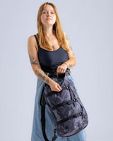 Dryrobe Drybag wasserdichter Packsack in Schwarz, getragen als Rucksack, robustes Nylon-Material mit Riemen