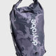 Dryrobe wasserdichter Packsack Drybag in Grau mit Camouflage-Muster, Frontalansicht mit Tragehenkeln