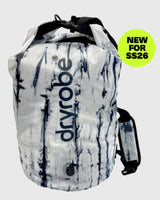 Dryrobe wasserdichter Packsack Drybag in Weiß mit blauem Muster, Frontansicht mit schwarzen Tragegriffen