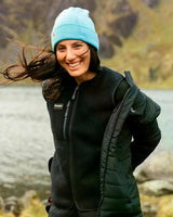 Dryrobe Thermo Weste in Schwarz mit Fleece-Innenseite, Frontansicht auf Person am See getragen