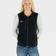 Dryrobe Thermo Weste in Schwarz, Fleece-Material, Frontreißverschluss, Frontalansicht an Frau getragen