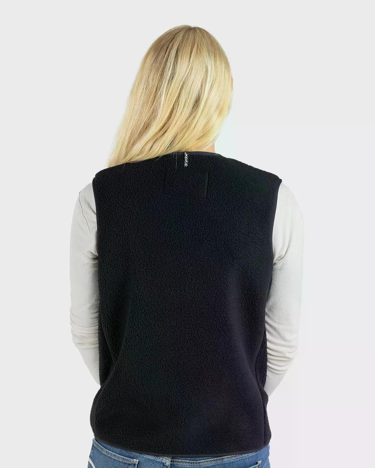 Dryrobe Thermo Weste schwarz, ärmelloses Fleece-Oberteil, Rückenansicht, getragen mit weißem Langarmshirt