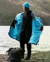 Dryrobe Thermo Weste in Blau-Schwarz, getragen von hinten am See, mit Kapuze und offenen Seiten, Funktionsweste aus Fleece