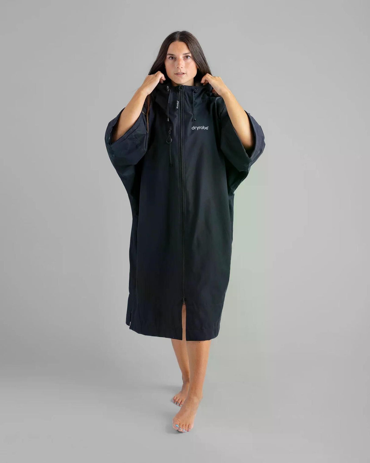 Dryrobe Tech-Lite Kurzarm Bademantel in Schwarz mit Kapuze, Frontansicht auf Model getragen