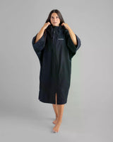 Dryrobe Tech-Lite Kurzarm Bademantel in Schwarz mit Kapuze, Frontansicht auf Model getragen