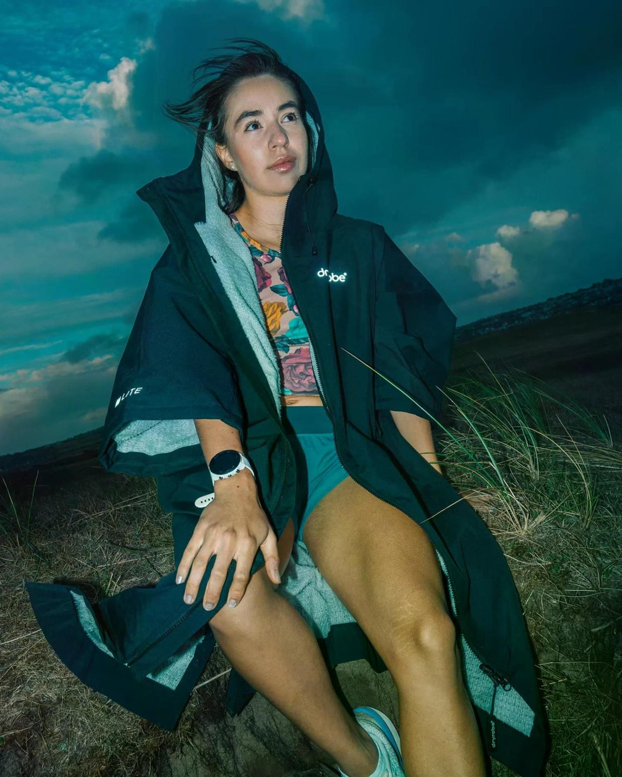 Dryrobe Tech-Lite Short Sleeve, schwarzes Funktionsshirt mit Kurzarm, Trockentuch-Design, auf Person getragen