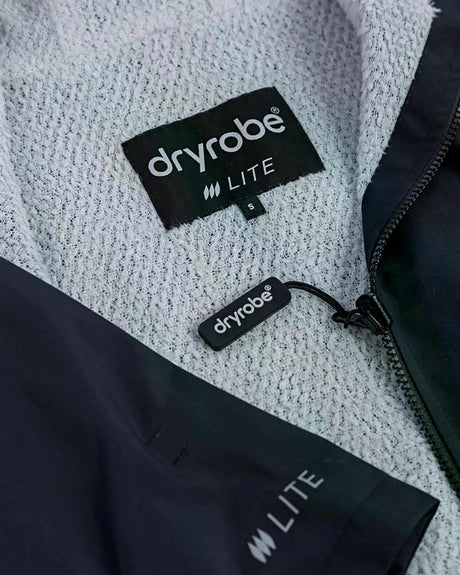 Dryrobe Tech-Lite Kurzarmshirt in Grau und Schwarz, Detail der Markenlogos und Reißverschluss