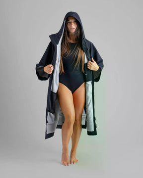 Dryrobe Tech-Lite Short Sleeve in Dunkelblau, Kapuzen-Bademantel aus Funktionsmaterial, Frontansicht mit offener Jacke