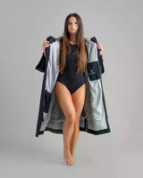 Dryrobe Tech-Lite Kurzarm in Schwarz, Frontalansicht mit offener Jacke, zeigt funktionales Design und graue Innenfutter
