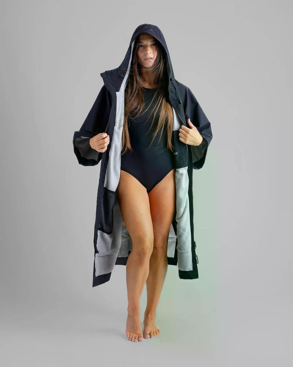 Dryrobe Tech-Lite Short Sleeve dunkelblau, Frontalansicht mit offener Kapuzenjacke und grauem Innenfutter