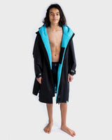 Dryrobe Advance Long Sleeve Kids in Schwarz mit türkisem Futter, Kapuze, Vorderansicht auf weißem Hintergrund
