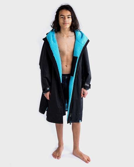Dryrobe Advance Long Sleeve Kids in Schwarz mit türkisem Futter, Kapuze, Vorderansicht auf weißem Hintergrund