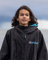 Dryrobe Advance Long Sleeve Kids schwarzer Wechselmantel mit Kapuze und blauem Reißverschluss, Vorderansicht