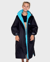Dryrobe Advance Long Sleeve Kids Wechselrobe in Marineblau mit türkiser Fleece-Innenseite, Frontalansicht
