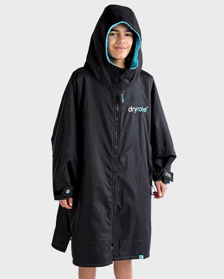 Dryrobe Advance Kinder Langarmmantel in Schwarz mit blauem Kapuzenfutter, Frontalansicht