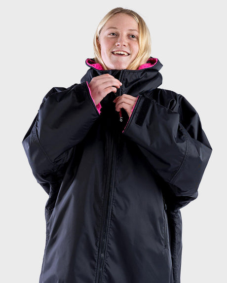Dryrobe Advance Langarm Kinder in Schwarz mit pinkem Futter, Frontalansicht auf Model