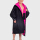 Dryrobe Advance Long Sleeve Kids in Schwarz und Pink, Wechselrobe mit Fleece-Innenseite, Frontansicht auf Kind