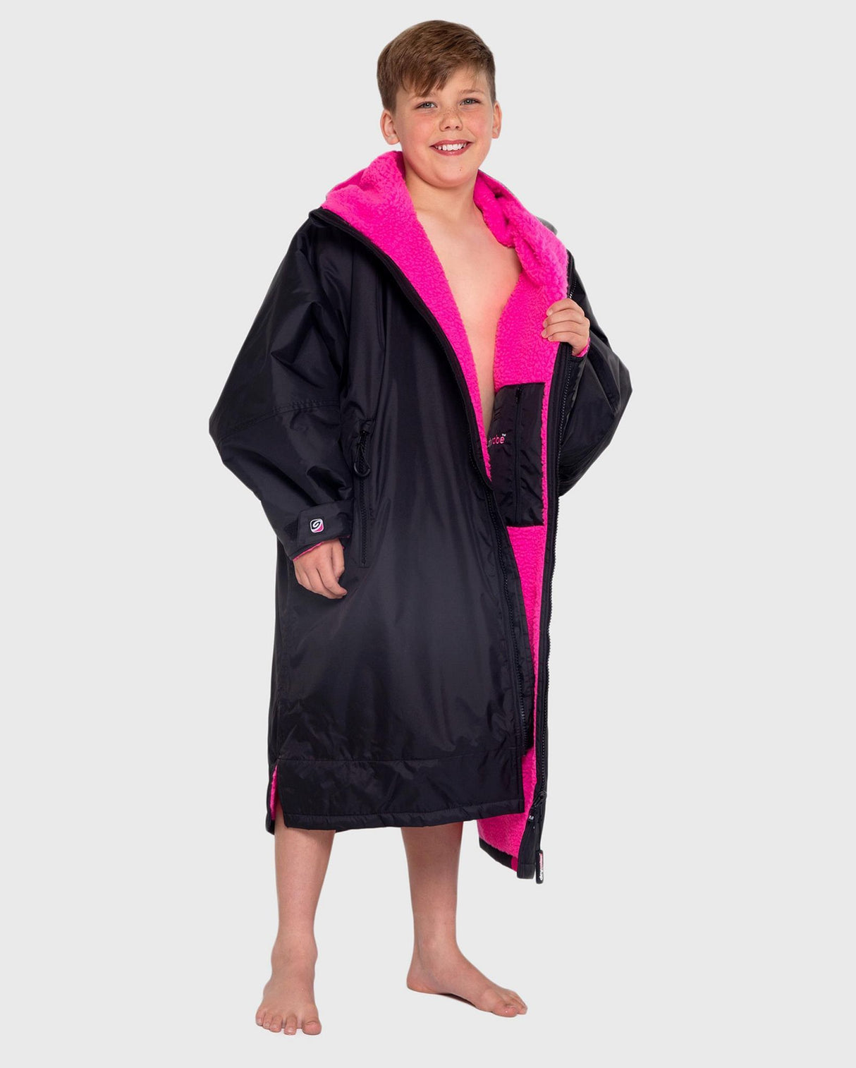 Dryrobe Advance Long Sleeve Kids in Schwarz und Pink, Wechselrobe mit Fleece-Innenseite, Frontansicht auf Kind