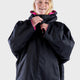 Dryrobe Advance Langarm Kinder schwarz mit pinkem Futter, Frontalansicht, Reißverschluss, Kapuze