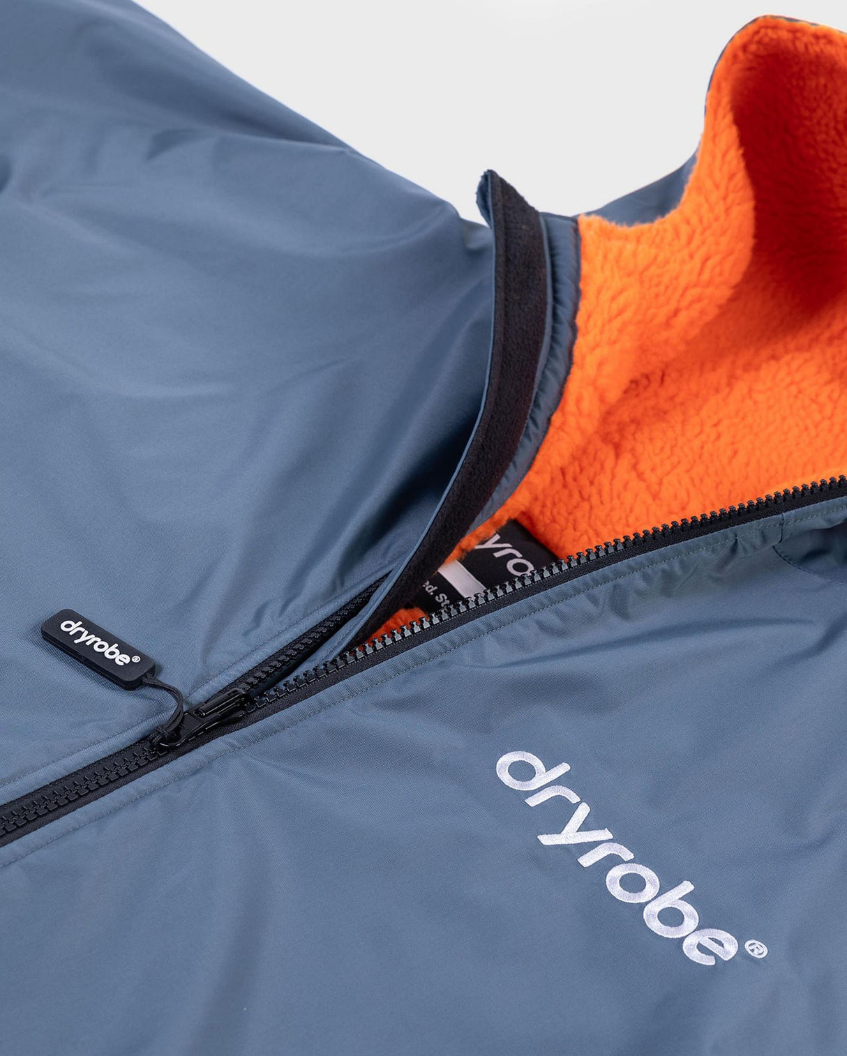 Dryrobe Advance Long Sleeve Kids Bademantel in Blaugrau mit orangerotem Fleece-Innenfutter und Reißverschluss