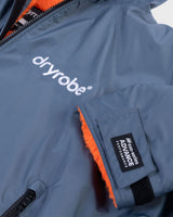 Dryrobe Advance Langarm Kinder, blaugrau mit orangefarbenen Details, wasserdicht, Detailansicht des Logos und Reißverschlusses