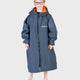 Dryrobe Advance Long Sleeve Kids Umhang in Blaugrau mit orangefarbener Kapuze, Frontansicht