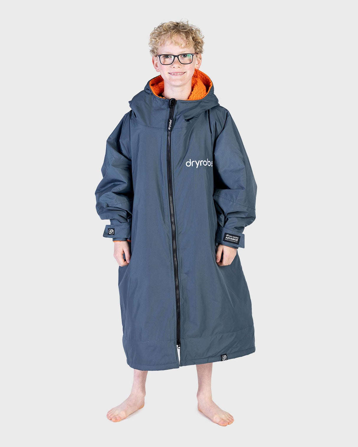 Dryrobe Advance Long Sleeve Kids Umhang in Blaugrau mit orangefarbener Kapuze, Frontansicht