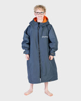 Dryrobe Advance Long Sleeve Kids Umhang in Blaugrau mit orangefarbener Kapuze, Frontansicht