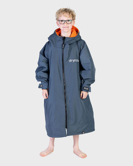 Dryrobe Advance Langarm Kinder-Umhang in Marineblau mit orangefarbenem Fleece-Futter, Frontalansicht