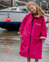 Dryrobe Advance Long Sleeve Kids Umhang in Pink mit Reißverschluss und Fleece-Kragen, Frontalansicht