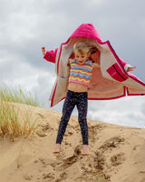 Dryrobe Advance Long Sleeve Kids pink Bademantel mit Kapuze, Kind am Strand, Frontalansicht