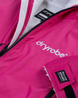 Dryrobe Advance Long Sleeve Kids in Pink mit weißem Fleece-Futter, Reißverschluss und Markenlogo, Detailansicht