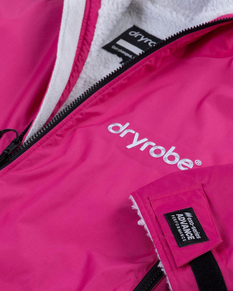 Dryrobe Advance Long Sleeve Kids in Pink mit weißem Fleece-Futter, Reißverschluss und Markenlogo, Detailansicht