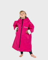Dryrobe Advance Long Sleeve Kids Bademantel in Pink mit Kapuze, Reißverschluss und weißen Ärmelbündchen, Frontansicht