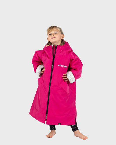 Dryrobe Advance Long Sleeve Kids Bademantel in Pink mit Kapuze, Reißverschluss und weißen Ärmelbündchen, Frontansicht