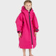 Dryrobe Advance Kinderumhang langärmlig Pink Frontansicht Kind trägt Funktionsrobe mit Kapuze und Reißverschluss