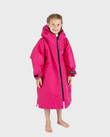 Dryrobe Advance Kinderumhang langärmlig Pink Frontansicht Kind trägt Funktionsrobe mit Kapuze und Reißverschluss