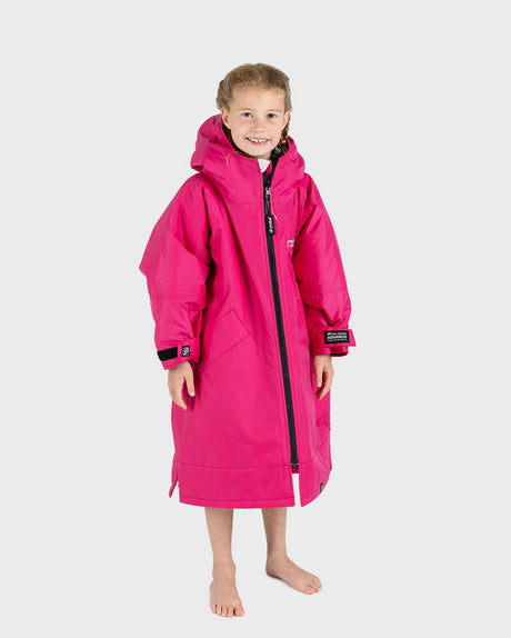 Dryrobe Advance Kinderumhang langärmlig Pink Frontansicht Kind trägt Funktionsrobe mit Kapuze und Reißverschluss