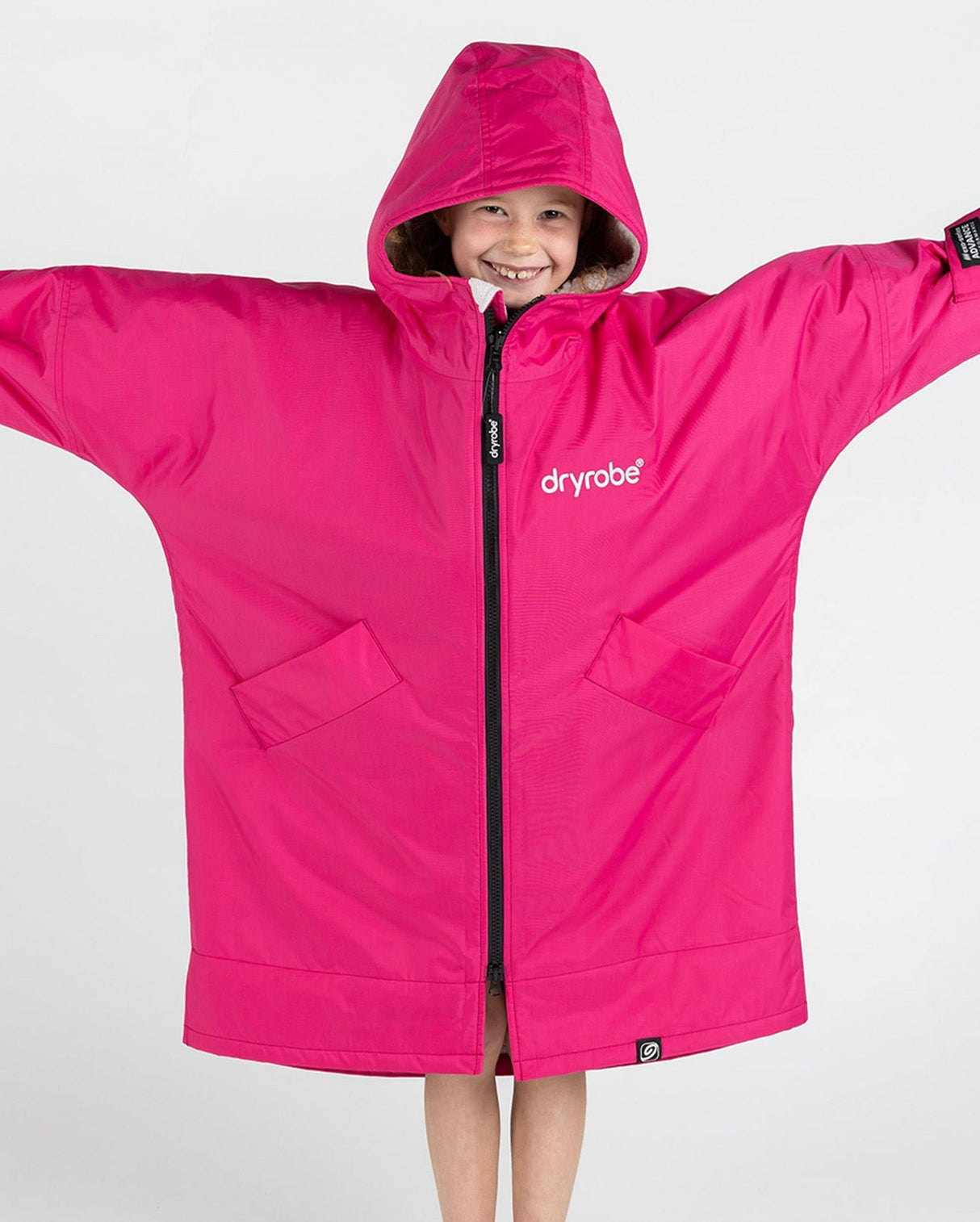 Dryrobe Advance Langarm Kinderumhang in Pink mit Kapuze, Reißverschluss und aufgesetzten Taschen, Frontalansicht