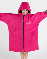 Dryrobe Advance Langarm Kinderumhang in Pink mit Kapuze, Reißverschluss und aufgesetzten Taschen, Frontalansicht