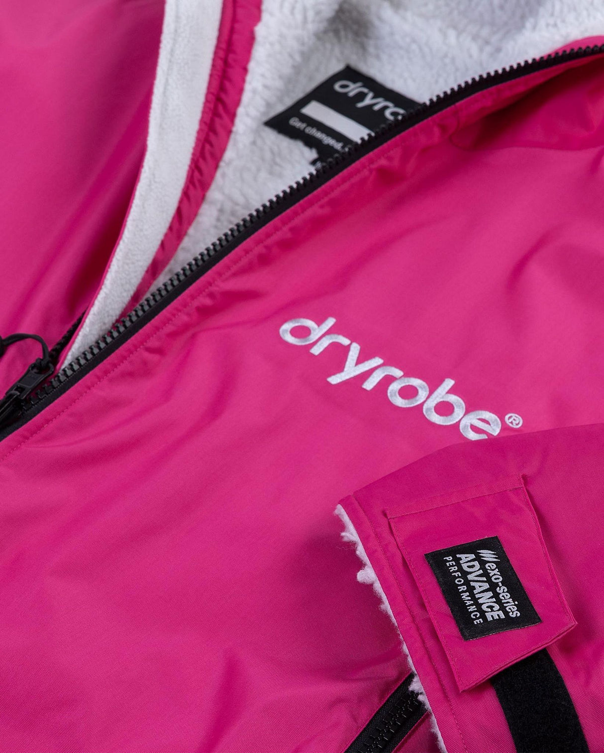 Dryrobe Advance Langarm Kinder in Pink mit weißem Futter, Reißverschluss und Logo-Details, Detailaufnahme