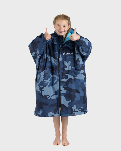 Dryrobe Advance Long Sleeve Kids Umhang in Blau mit Camouflage-Muster, Frontansicht auf Kind