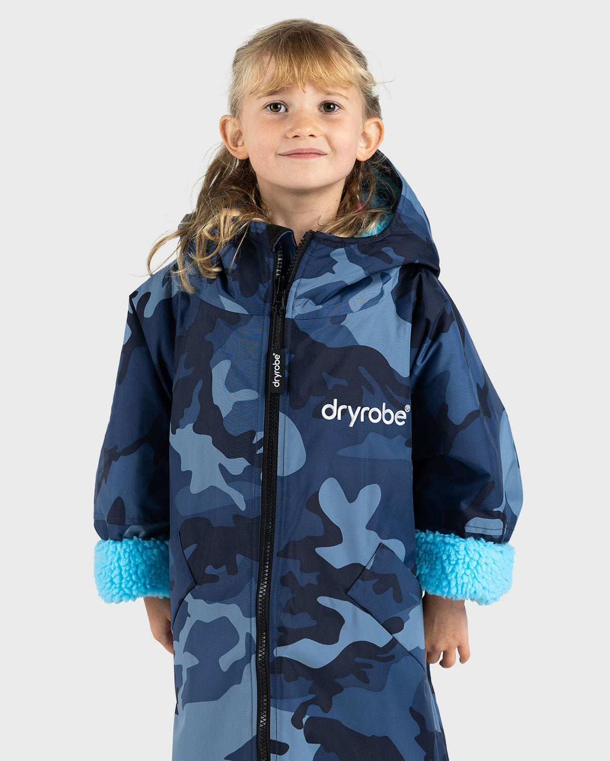 Dryrobe Advance Long Sleeve Kids Bademantel in Dunkelblau mit Camouflage-Muster und türkisen Fleece-Bündchen, Frontalansicht