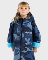 Dryrobe Advance Long Sleeve Kids Bademantel in Dunkelblau mit Camouflage-Muster und türkisen Fleece-Bündchen, Frontalansicht