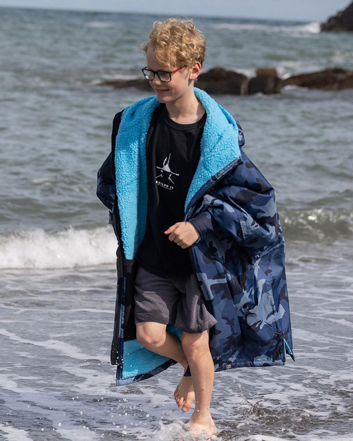 Dryrobe Advance Long Sleeve Kids, marineblau mit türkisem Fleece-Futter, Wechselrobe mit langen Ärmeln, am Strand getragen