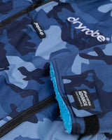 Dryrobe Advance Long Sleeve Kids Bademantel in Blau-Camouflage mit Reißverschluss und Fleece-Futter, Detailaufnahme
